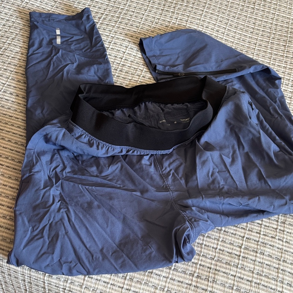 Old Navy Men's Tapered go-dry cool pants. Blue.